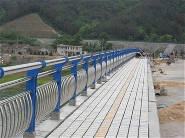 普陀不锈钢桥梁护栏的特性及其在现代建筑中的应用